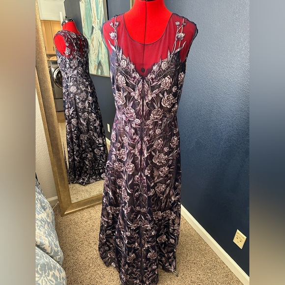 Evening gown with beautiful detail lace - Picture 2 of 6